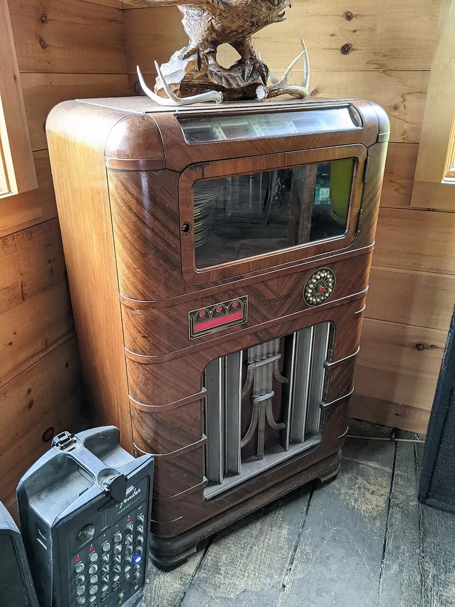 A classic Wurlitzer jukebox with illuminated arches